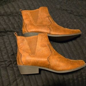 Arizona western style boots size 8.5 . Gently worn.